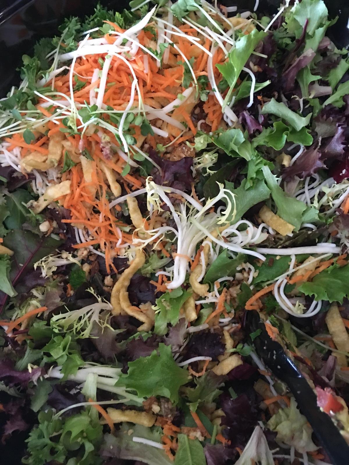 Mixed leaves with carrot and bean sprouts.